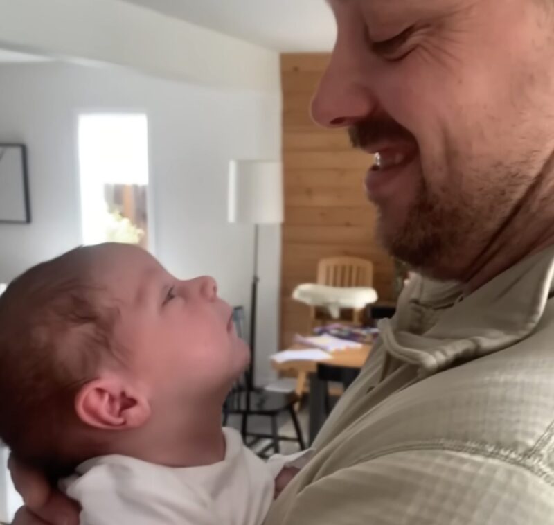 ¡Momento desgarrador! La adorable mirada del bebé cautiva el corazón de papá