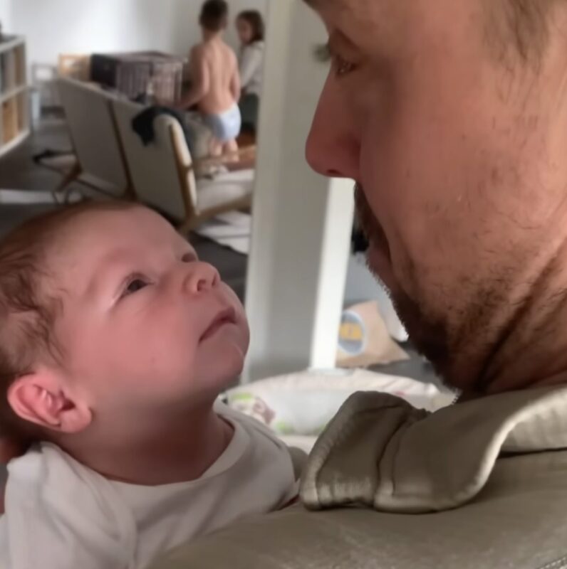 ¡Momento desgarrador! La adorable mirada del bebé cautiva el corazón de papá