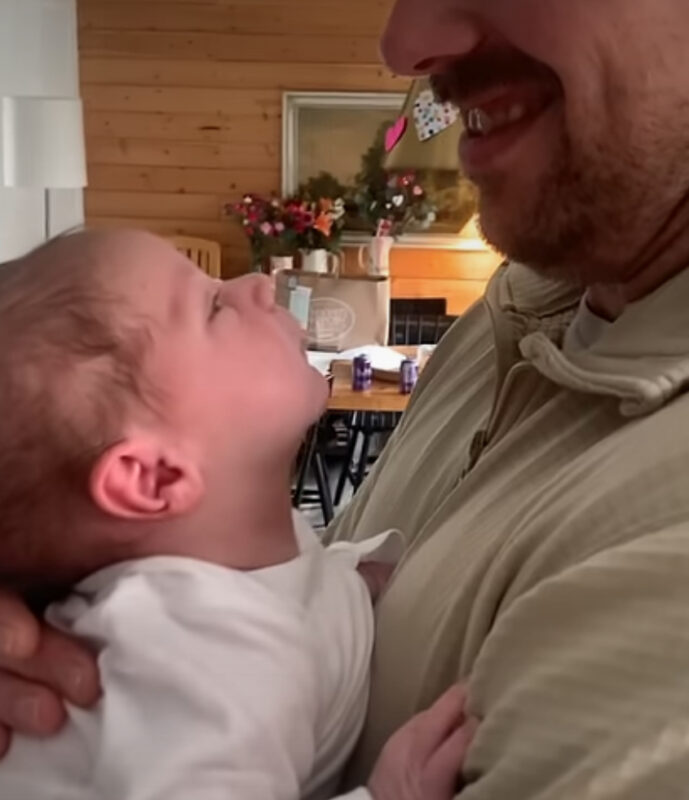 ¡Momento desgarrador! La adorable mirada del bebé cautiva el corazón de papá