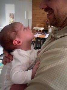 ¡Momento desgarrador! La adorable mirada del bebé cautiva el corazón de papá