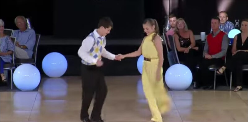 Jóvenes bailarines giran y ganan una ovación de pie con la rutina del primer lugar