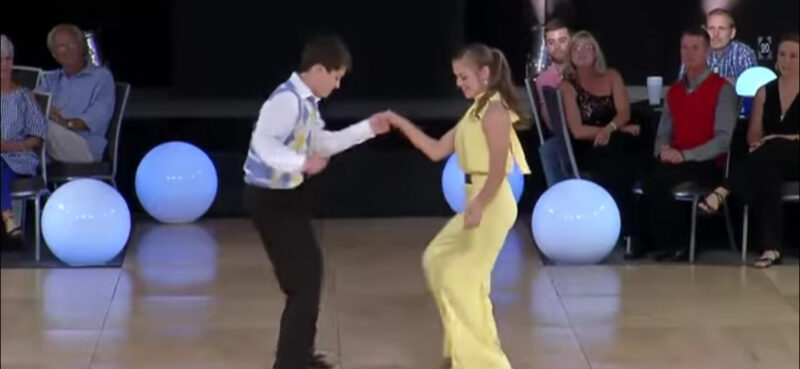 Jóvenes bailarines giran y ganan una ovación de pie con la rutina del primer lugar