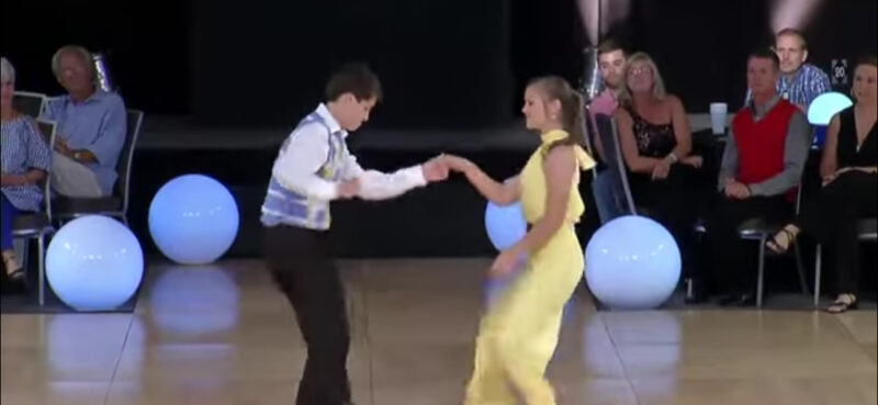Jóvenes bailarines giran y ganan una ovación de pie con la rutina del primer lugar
