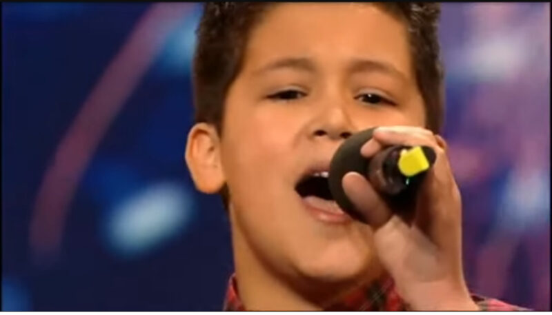 Esto es una sensación... El niño cantó tal canción que Simon no podía hablar. ¡Subió al escenario a besar al chico!