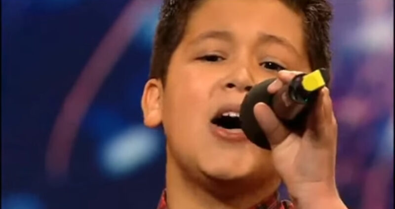Esto es una sensación... El niño cantó tal canción que Simon no podía hablar. ¡Subió al escenario a besar al chico!