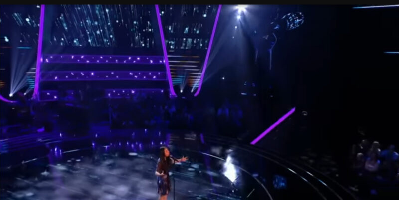 La superestrella le pide a una niña que cante “You Raise Me Up”. Segundos después, la niña derriba la casa.