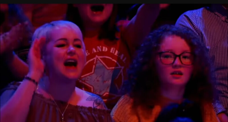 La superestrella le pide a una niña que cante “You Raise Me Up”. Segundos después, la niña derriba la casa.