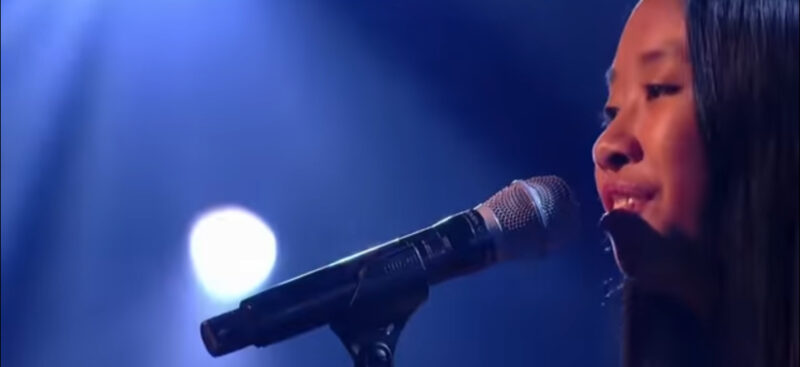 La superestrella le pide a una niña que cante “You Raise Me Up”. Segundos después, la niña derriba la casa.