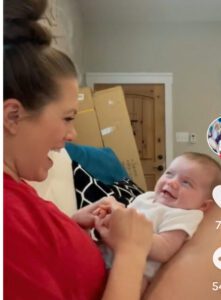 ¡La primera risa del bebé captada en video y mamá tiene la mejor reacción!