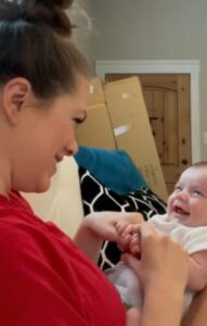 ¡La primera risa del bebé captada en video y mamá tiene la mejor reacción!
