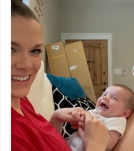 ¡La primera risa del bebé captada en video y mamá tiene la mejor reacción!