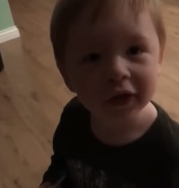 Un niño intenta ayudar a mamá con la compra, pero tiene Internet entre lágrimas de risa