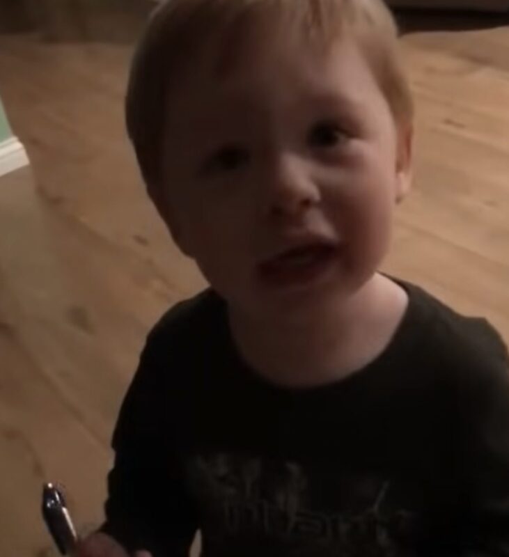 Un niño intenta ayudar a mamá con la compra, pero tiene Internet entre lágrimas de risa