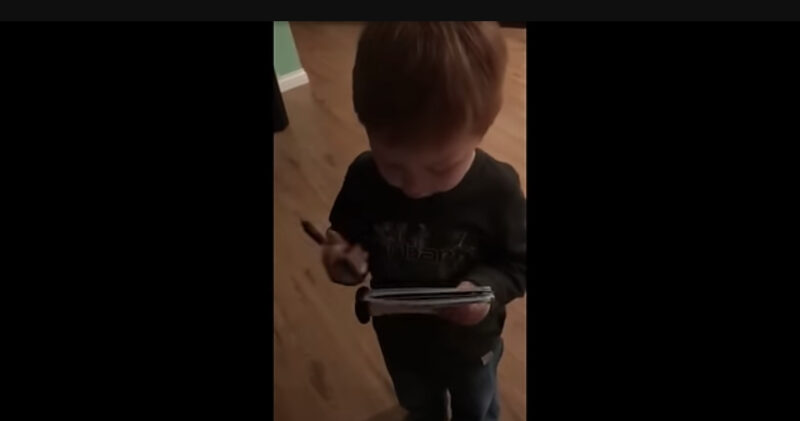 Un niño intenta ayudar a mamá con la compra, pero tiene Internet entre lágrimas de risa