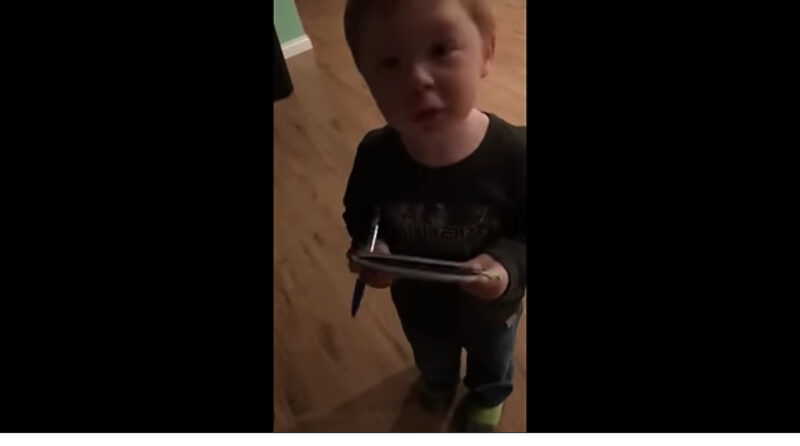 Un niño intenta ayudar a mamá con la compra, pero tiene Internet entre lágrimas de risa