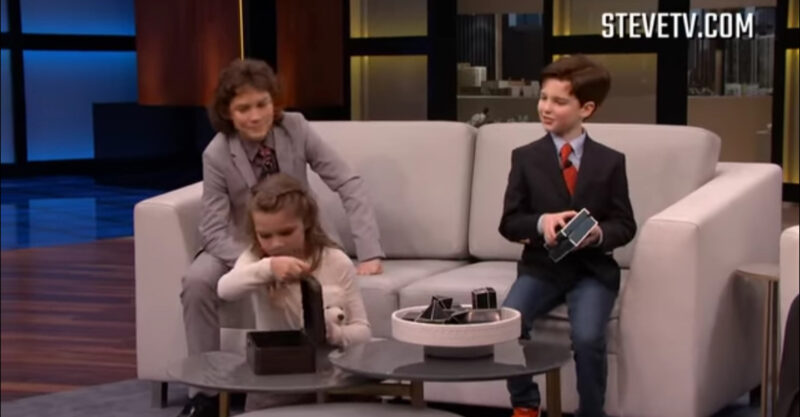 Este es un raro milagro en la historia. El pequeño canta y juega de tal manera que los jueces se arrodillan ante él.