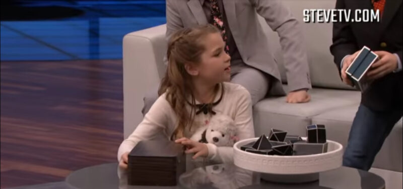 Este es un raro milagro en la historia. El pequeño canta y juega de tal manera que los jueces se arrodillan ante él.