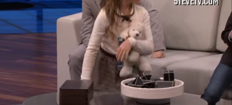 Este es un raro milagro en la historia. El pequeño canta y juega de tal manera que los jueces se arrodillan ante él.