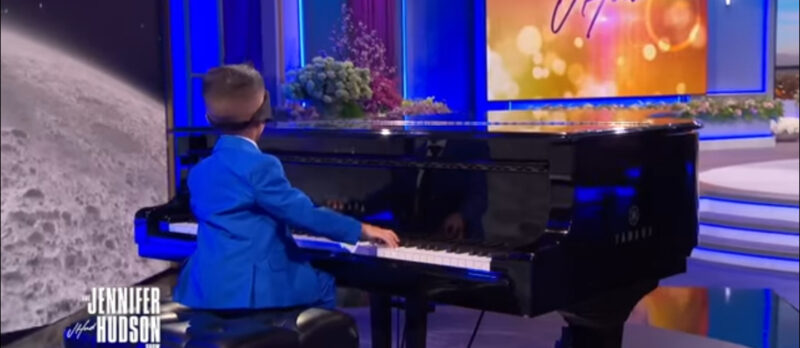 ¡Esto es irreal! Cuando esta niña de 2 años empezó a cantar una canción de hace 30 años, toda la multitud se quedó sin aliento.