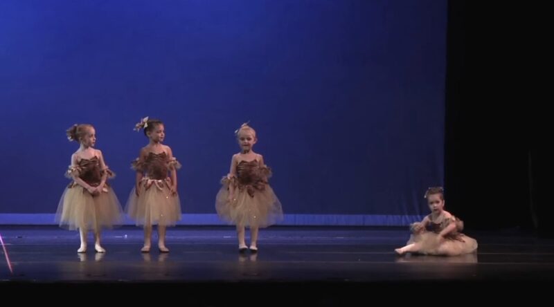 Niña resbala durante su actuación y en su lugar improvisa hilarantemente