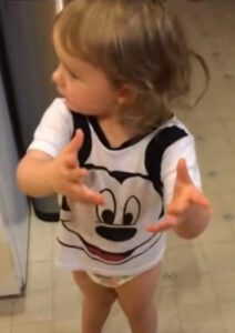 Papá le roba el refresco a su hija, cuando ella descubre que su argumento te hará aullar de risa