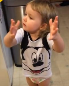 Papá le roba el refresco a su hija, cuando ella descubre que su argumento te hará aullar de risa