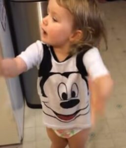 Papá le roba el refresco a su hija, cuando ella descubre que su argumento te hará aullar de risa