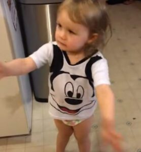 Papá le roba el refresco a su hija, cuando ella descubre que su argumento te hará aullar de risa