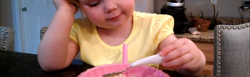 Niño de 2 años se hace pasar por adultos hablando por teléfono Dios mío