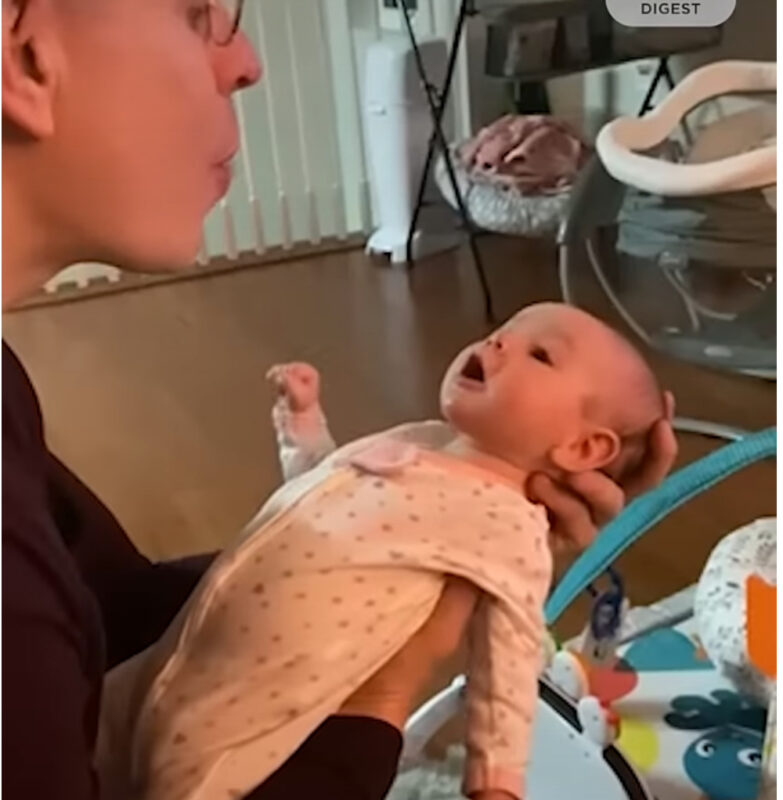 Qué dulce: un bebé de 8 semanas ya le responde a su padre