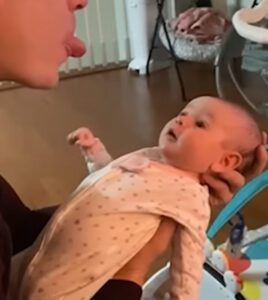 Qué dulce: un bebé de 8 semanas ya le responde a su padre
