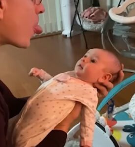 Qué dulce: un bebé de 8 semanas ya le responde a su padre