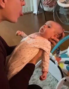 Qué dulce: un bebé de 8 semanas ya le responde a su padre