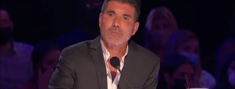 Esto nunca antes había sucedido en la historia, Simon Cowell rompe a LÁGRIMAS cuando la niña comenzó a cantar, toda la multitud se quedó sin aliento.