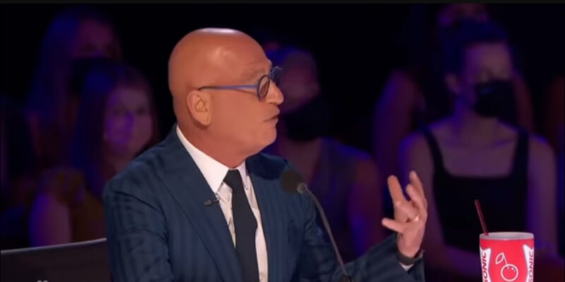 Esto nunca antes había sucedido en la historia, Simon Cowell rompe a LÁGRIMAS cuando la niña comenzó a cantar, toda la multitud se quedó sin aliento.