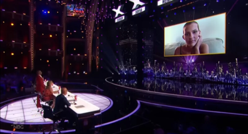 Esto nunca antes había sucedido en la historia, Simon Cowell rompe a LÁGRIMAS cuando la niña comenzó a cantar, toda la multitud se quedó sin aliento.