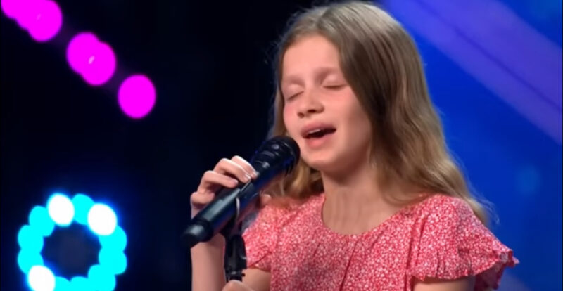 La superestrella invita a una niña a cantar y, en cuestión de segundos, derriba la casa con su actuación.