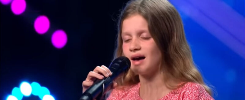 La superestrella invita a una niña a cantar y, en cuestión de segundos, derriba la casa con su actuación.