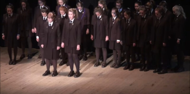 El coro de niñas le da un giro fascinante a “Bohemian Rhapsody” y deja a la multitud pidiendo más