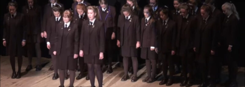 El coro de niñas le da un giro fascinante a “Bohemian Rhapsody” y deja a la multitud pidiendo más