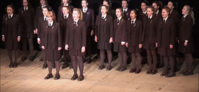 El coro de niñas le da un giro fascinante a “Bohemian Rhapsody” y deja a la multitud pidiendo más