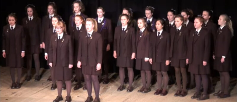El coro de niñas le da un giro fascinante a “Bohemian Rhapsody” y deja a la multitud pidiendo más