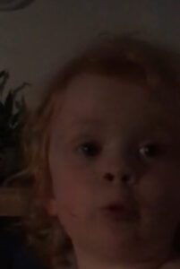 Estoy enfermo y cansado”, un niño pequeño lanza una hilarante perorata con acento escocés
