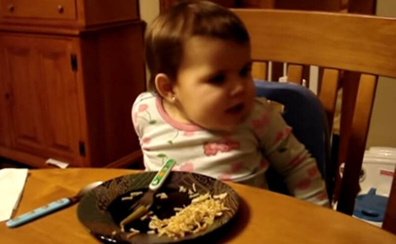 Un niño de 2 años muestra una inteligencia adorable con preguntas rápidas de su mamá.