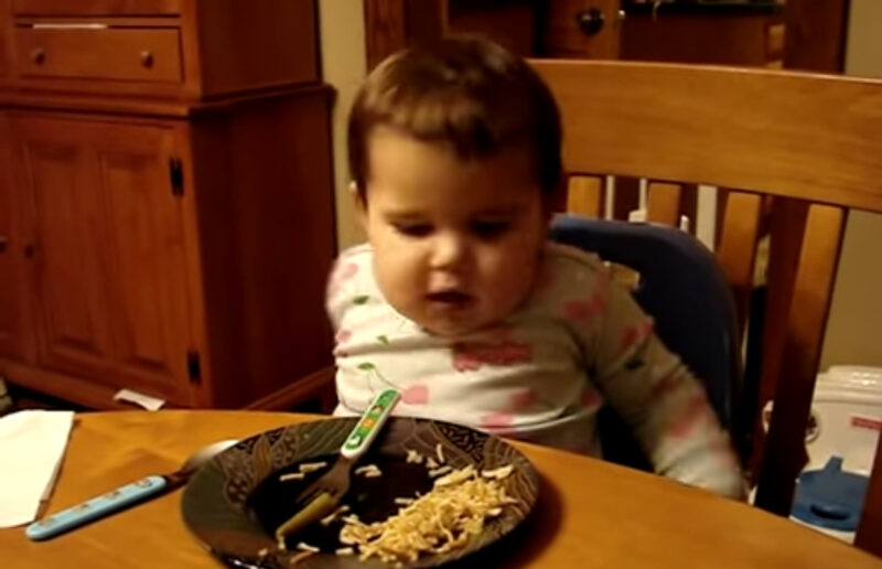 Un niño de 2 años muestra una inteligencia adorable con preguntas rápidas de su mamá.