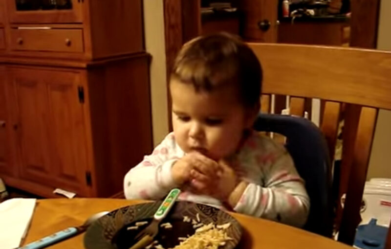 Un niño de 2 años muestra una inteligencia adorable con preguntas rápidas de su mamá.