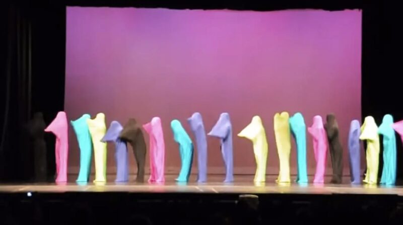 Los niños que subieron al escenario con bolsos dan un giro hilarante, dejando a la multitud con la mayor carcajada