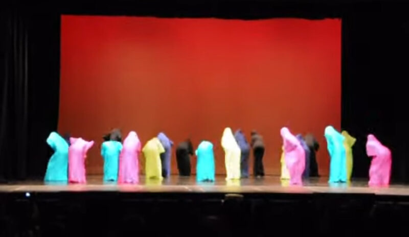 Los niños que subieron al escenario con bolsos dan un giro hilarante, dejando a la multitud con la mayor carcajada