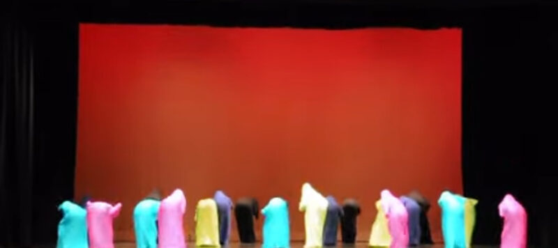 Los niños que subieron al escenario con bolsos dan un giro hilarante, dejando a la multitud con la mayor carcajada