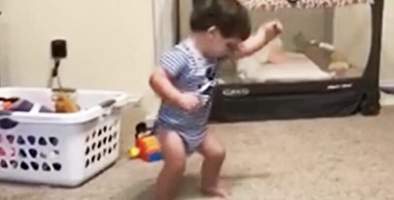 Un bebé aprende a caminar; una semana después, se vuelve viral por su desafío de baile en línea